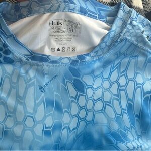 Huk long sleeve shirt XL like new condition.